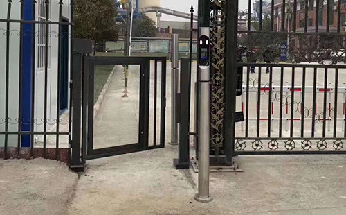 青岛动态人脸识别终端铝合金5寸款安装案例 - {dede:global.cfg_webname/}